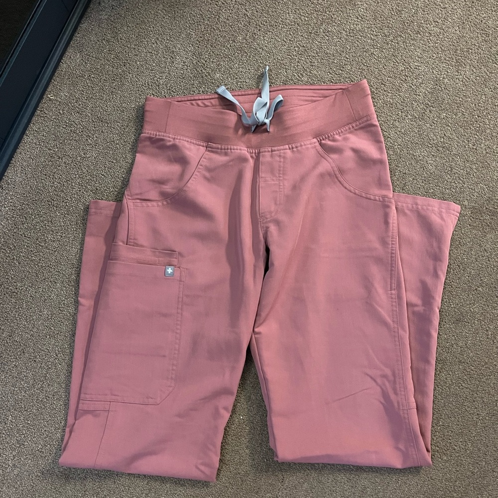 FIGS Women's Kade Cargo Scrub Pants Mauve